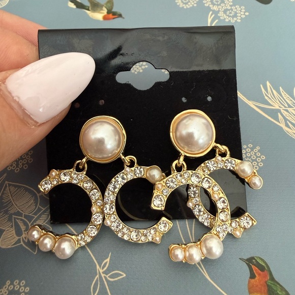 Jewelry - Elegant Gold and Pearl Earrings